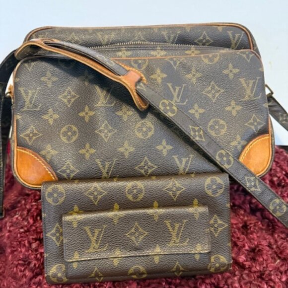 Louis Vuitton - Picture 1 of 6